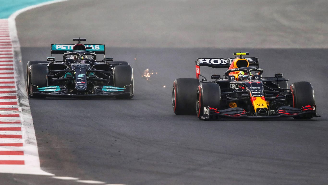 Schlüsselmoment im Rennen: Hamilton (li.) kommt nicht an Perez vorbei.