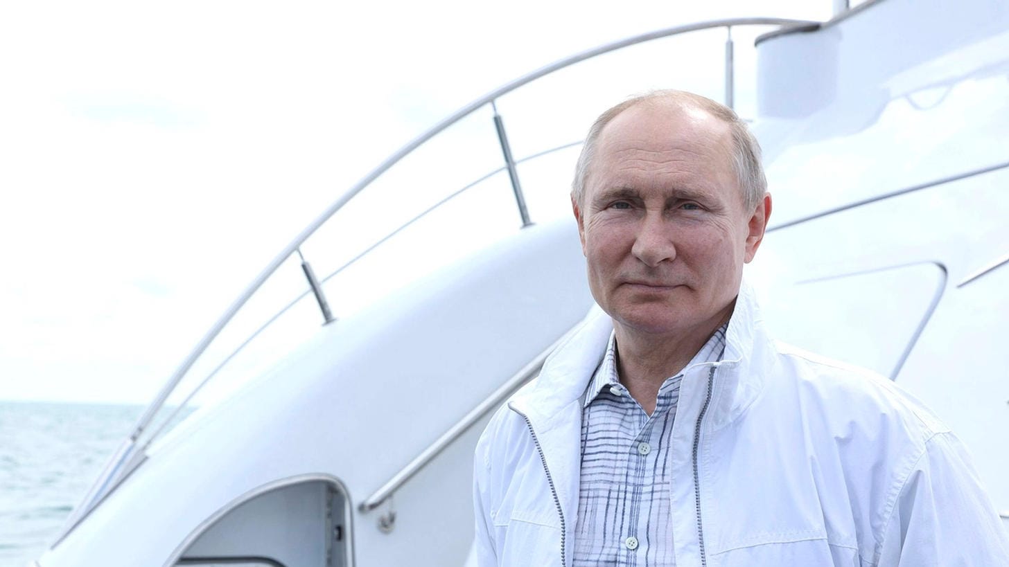 Wladimir Putin auf einer Jacht im Schwarzen Meer (Archivbild): In den 90ern war er noch weit von solchem Luxus entfernt. Wladimir Putin auf einer Jacht im Schwarzen Meer (Archivbild): In den 90ern war er noch weit von solchem Luxus entfernt.