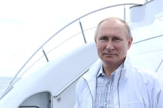 Wladimir Putin auf einer Jacht im Schwarzen Meer (Archivbild): In den 90ern war er noch weit von solchem Luxus entfernt.