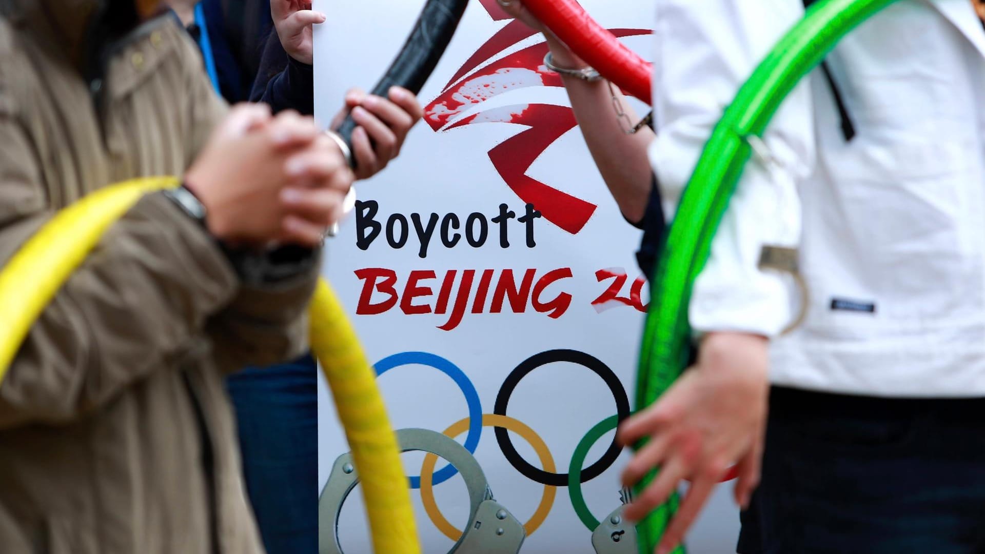 Demonstranten fordern in Taiwan mit Plakaten und Ringen einen Olympiaboykott (Archivbild): Auch in Deutschland werden Rufe nach einem Signal an China lauter.