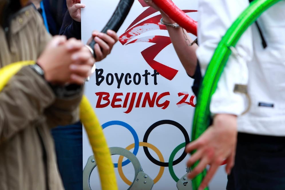 Demonstranten fordern in Taiwan mit Plakaten und Ringen einen Olympiaboykott (Archivbild): Auch in Deutschland werden Rufe nach einem Signal an China lauter.