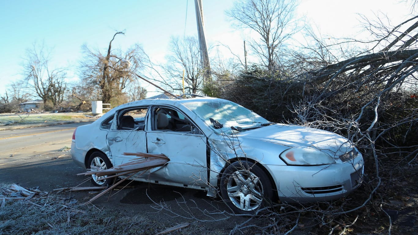 Ein Baum hat sich durch den Tornado durch ein Auto gebohrt: In Kentucky waren die Schäden am größten.