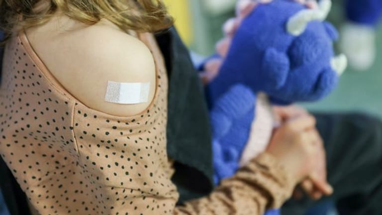 Ein Pflaster klebt auf den Arm eines Mädchens, nachdem es gegen das Covid-19-Virus geimpft wurde (Symbolbild): In NRW starten heute die ersten COVID-Impfungen für Kinder.