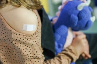 Ein Pflaster klebt auf den Arm eines Mädchens, nachdem es gegen das Covid-19-Virus geimpft wurde (Symbolbild): In NRW starten heute die ersten COVID-Impfungen für Kinder.