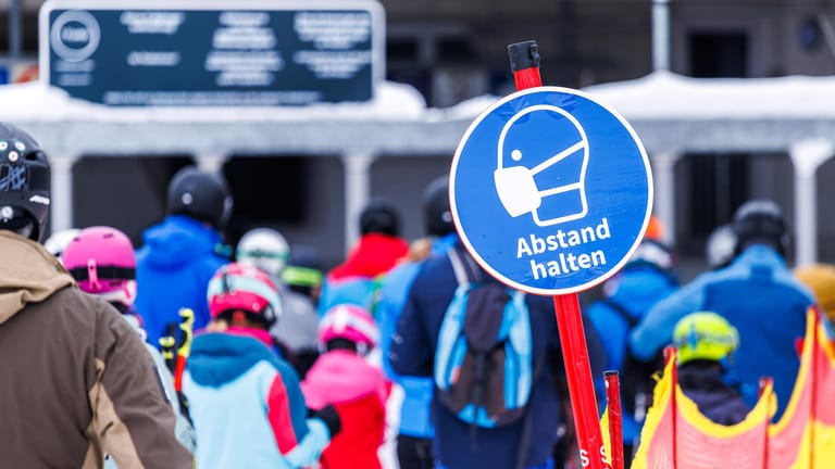 Skifahren am Feldberg in Baden-Württemberg (Archivbild): Abstand halten!
