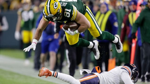 Eddie Jackson von den Chicago Bears stoppt Josiah Deguara von den Green Bay Packers nach einem Fang. Eddie Jackson von den Chicago Bears stoppt Josiah Deguara von den Green Bay Packers nach einem Fang.