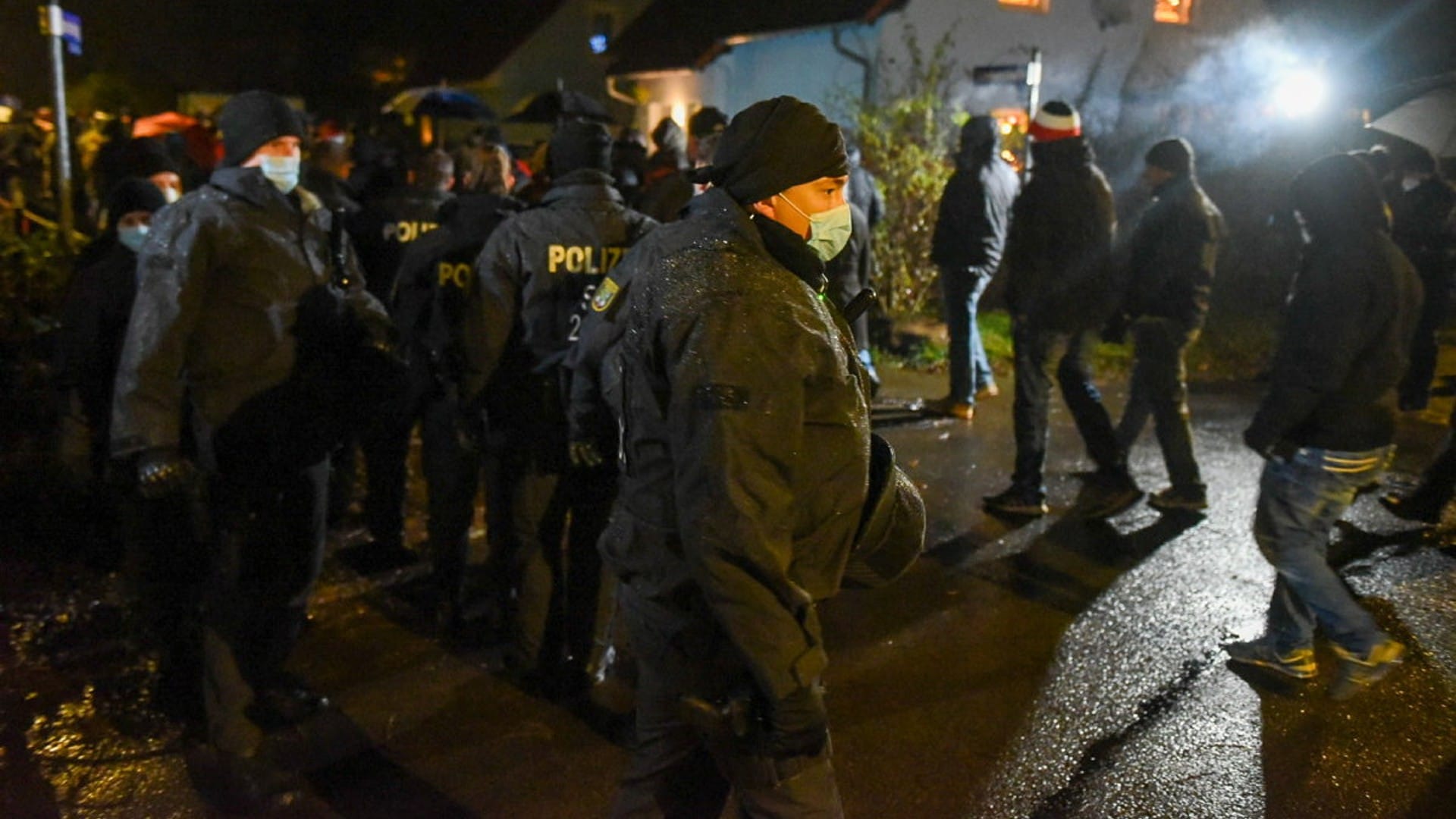 Einsatz in Bennewitz: Laut Polizei wurden Beamte und auch Journalisten tätlich angegriffen. Einsatz in Bennewitz: Laut Polizei wurden Beamte und auch Journalisten tätlich angegriffen.