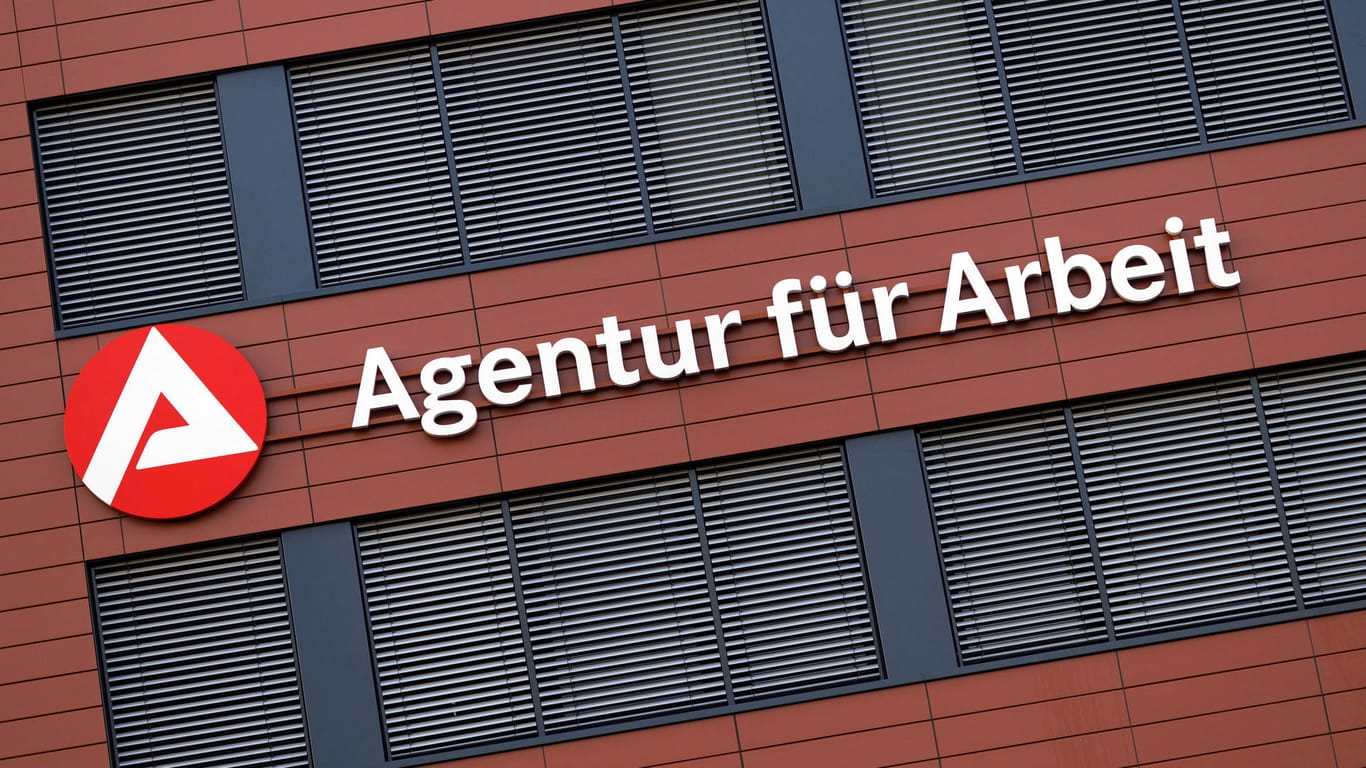 Das Logo der Arbeitsagentur (Symbolbild): Für den Widerspruch gegen einen Hartz-IV-Bescheid reicht eine einfache E-Mail nicht aus.