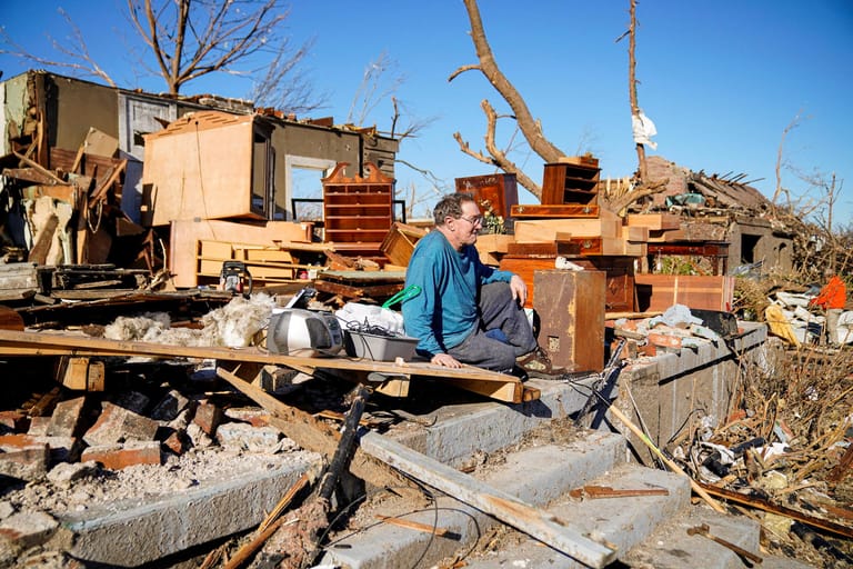 Der 70-jährige Rick Foley sitzt inmitten seines zerstörten Hauses in Mayfield, Kentucky. Er überlebte den Tornado, indem er sich in einer Türöffnung in seinem Haus zusammenkauerte.