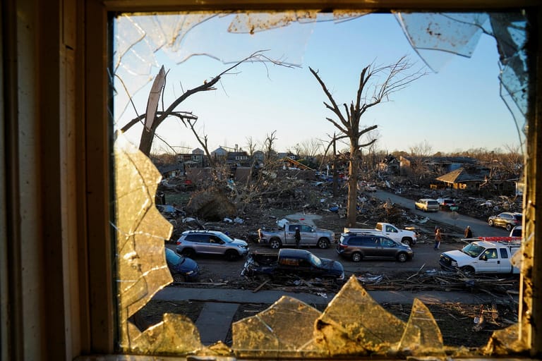 Blick aus dem zerstörten Badezimmerfensters auf die Verwüstung in Mayfield, Kentucky.