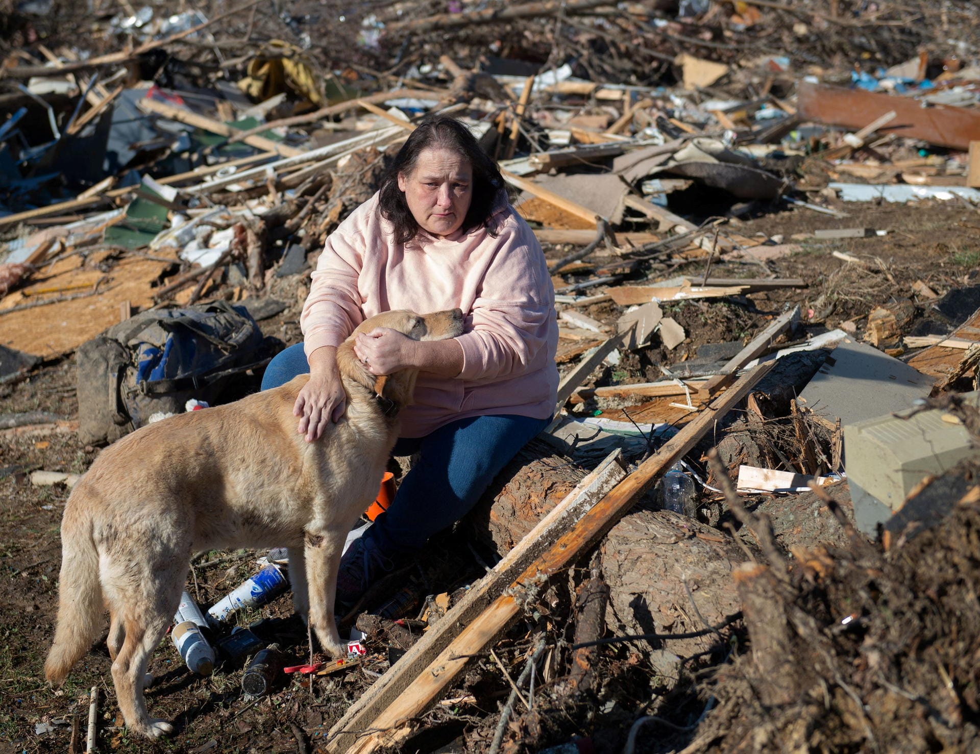 Charlene Stanley aus Central City, Kentucky und ihr Hund Gus in den Trümmern des Hauses, das mal ihrer Schwägerin gehörte.