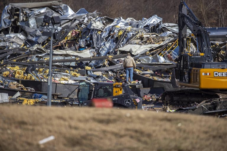 Die Such- und Rettungsarbeiten an der eingestürzten Kerzenfabrik in Mayfield, Kentucky laufen.