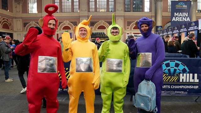 Als Teletubbies verkleidete Darts-Fans stehen vor dem Alexandra Palace. Als Teletubbies verkleidete Darts-Fans stehen vor dem Alexandra Palace.