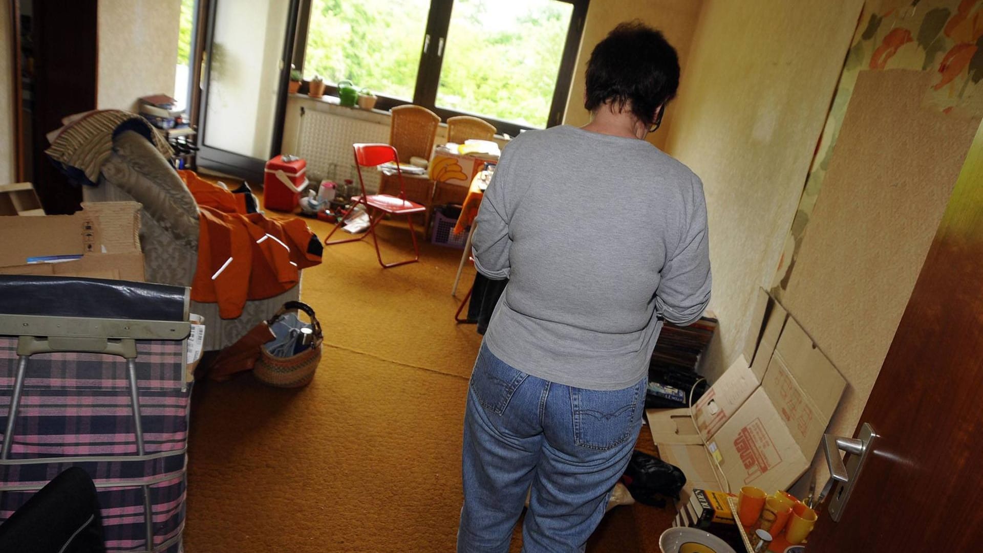 Mietnomadin in einer verwahrlosten Wohnung (Symbolbild): Ob die Mietausfallversicherung auch in solchen Fällen greift, zeigt ein Blick ins Kleingedruckte.