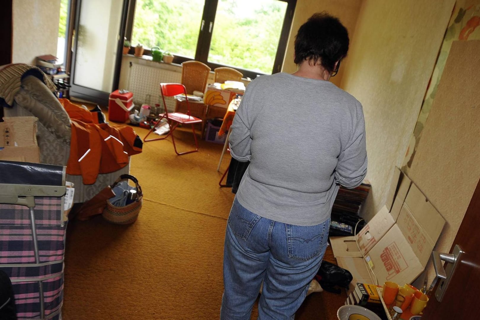 Mietnomadin in einer verwahrlosten Wohnung (Symbolbild): Ob die Mietausfallversicherung auch in solchen Fällen greift, zeigt ein Blick ins Kleingedruckte.