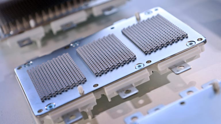 Ein Mikrochip in Nahaufnahme: Die Hersteller versuchen ihre Produktion auszubauen.