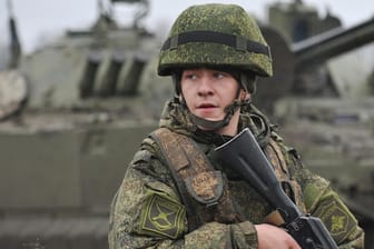 Ein russischer Soldat bei einer Militärübung (Symbolbild): Russland droht in der Ukraine-Krise mit militärischen Maßnahmen.