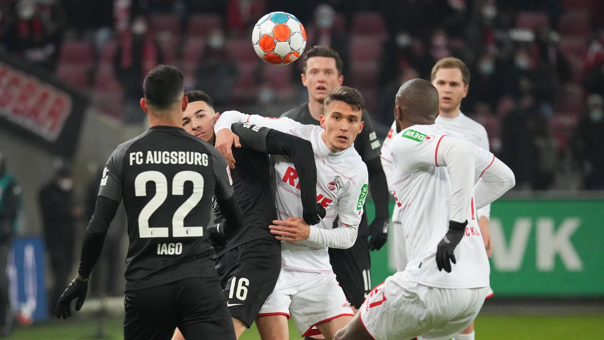 Der 1. FC Köln im Spiel gegen den FC Augsburg am Freitag: Ist die festliche Stimmung nach der Niederlage gegen Augsburg noch zu retten?