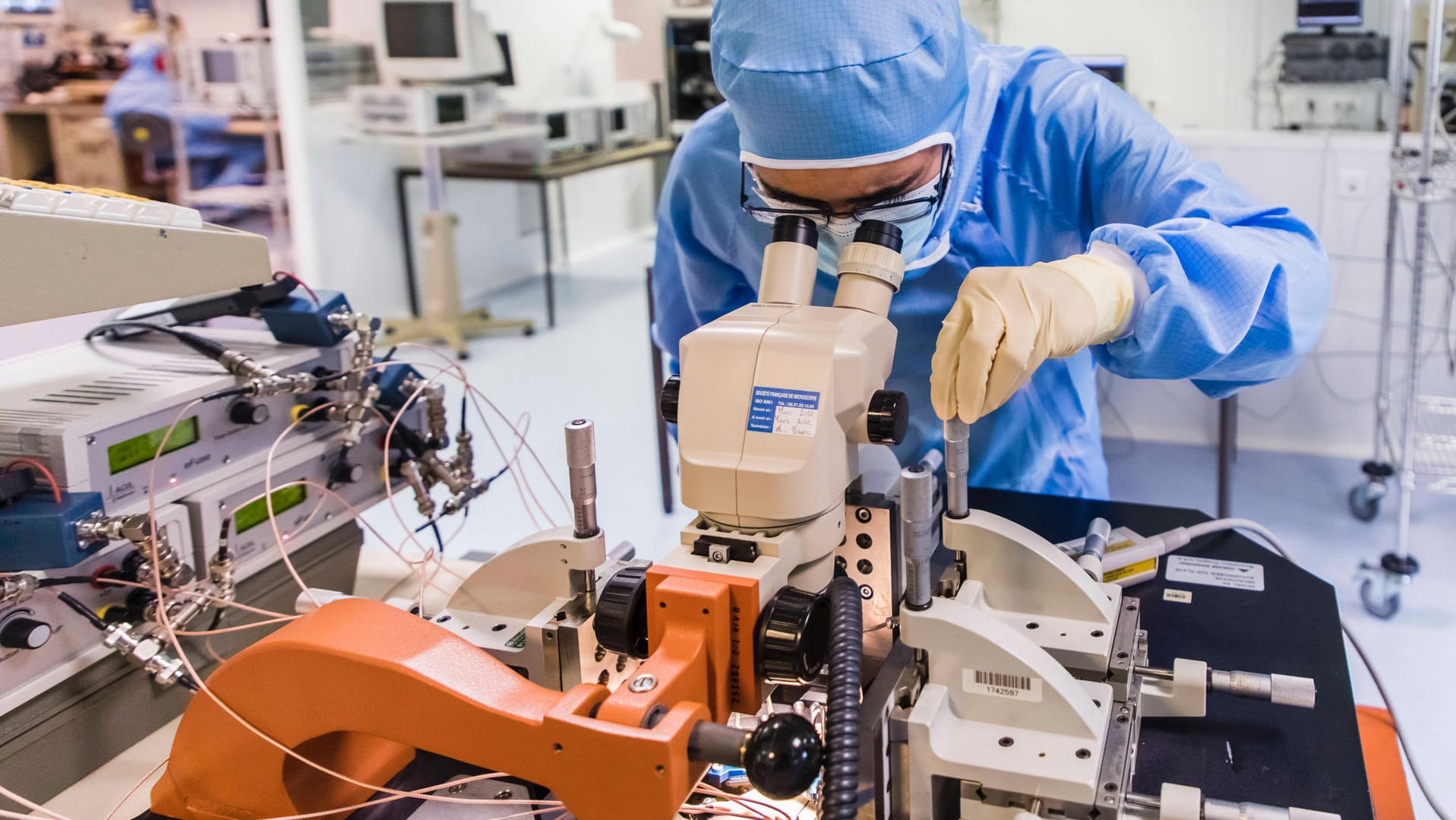 Mitarbeiter in einer Chipfabrik (Symbolbild): Die Hersteller können die hohe Nachfrage nach Halbleitern kaum bedienen.