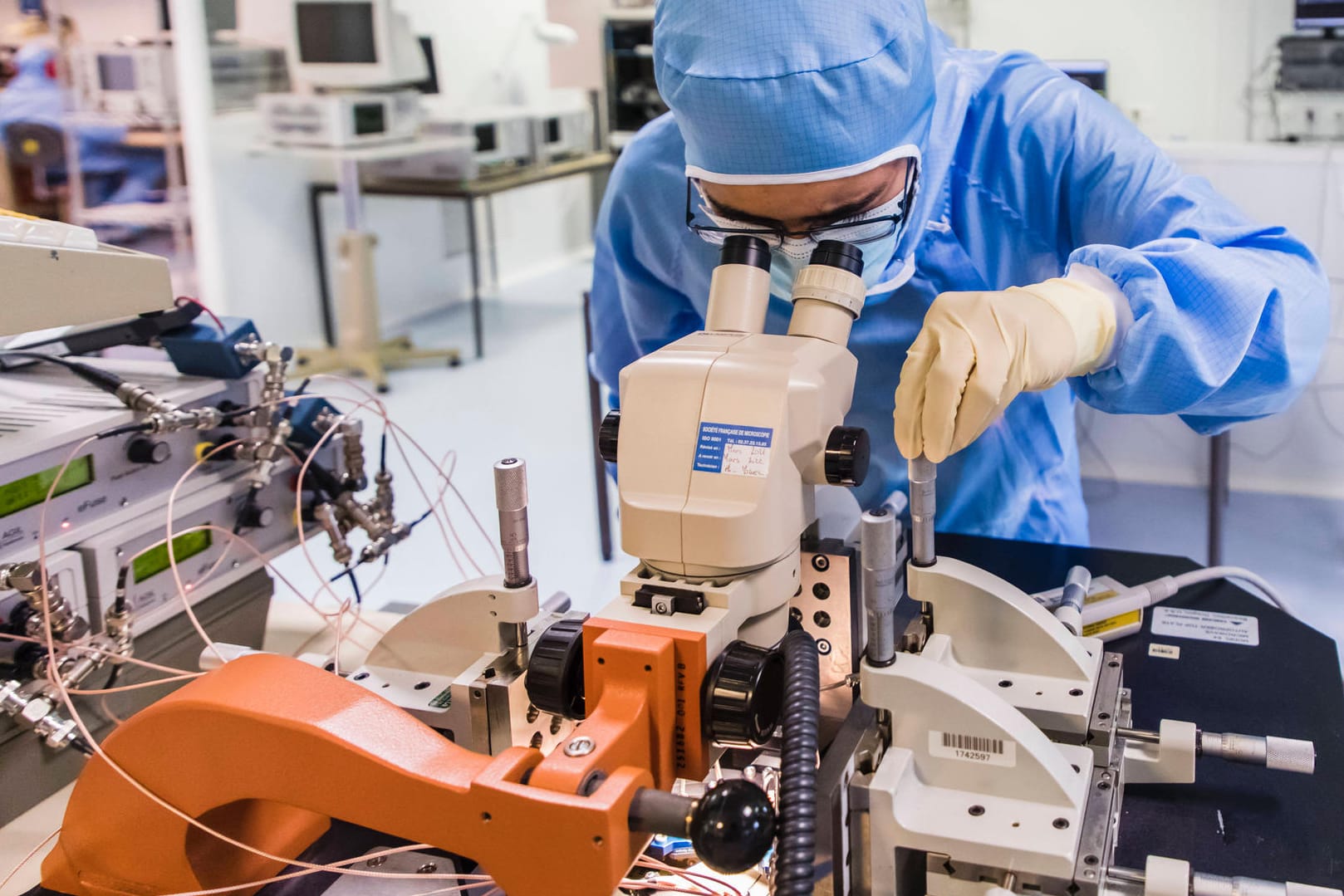 Mitarbeiter in einer Chipfabrik (Symbolbild): Die Hersteller können die hohe Nachfrage nach Halbleitern kaum bedienen.