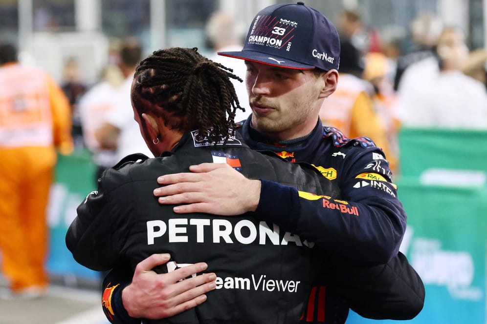 Fairer Verlierer: Lewis Hamilton (vorne) gratuliert Max Verstappen zum WM-Titel.