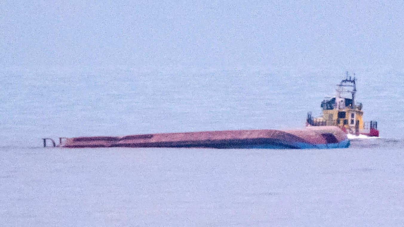 Das gekenterte dänische Frachtschiff Karin Hoej: In der Ostsee soll das Schiff mit einem britischen Frachter zusammengestoßen sein. Das gekenterte dänische Frachtschiff Karin Hoej: In der Ostsee soll das Schiff mit einem britischen Frachter zusammengestoßen sein.