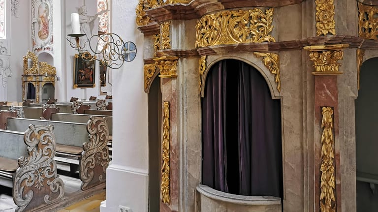 Ein Beichtstuhl einer Kirche in Bayern (Symbolbild): Warum das Kind in der Kirche kokelte, ist bisher unklar.