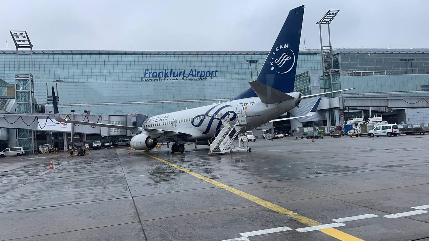 Ein Flugzeug auf der Rollbahn des Frankfurter Flughafen (Symbolbild): Die Öffnung der USA für europäische Reisende hat dem Fraport ein Passagier-Plus beschert.