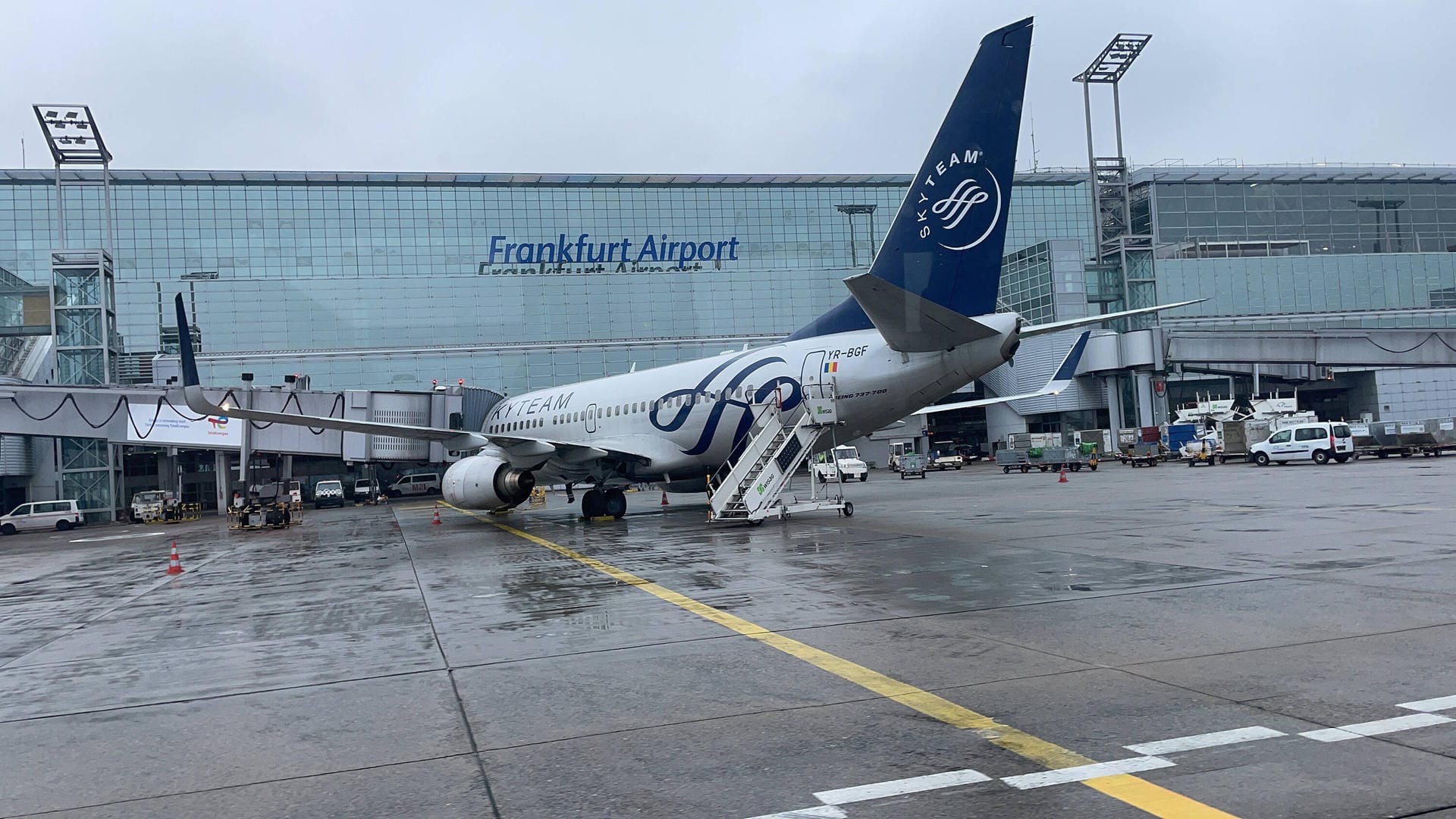 Ein Flugzeug auf der Rollbahn des Frankfurter Flughafen (Symbolbild): Die Öffnung der USA für europäische Reisende hat dem Fraport ein Passagier-Plus beschert. Ein Flugzeug auf der Rollbahn des Frankfurter Flughafen (Symbolbild): Die Öffnung der USA für europäische Reisende hat dem Fraport ein Passagier-Plus beschert.