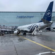 Ein Flugzeug auf der Rollbahn des Frankfurter Flughafen (Symbolbild): Die Öffnung der USA für europäische Reisende hat dem Fraport ein Passagier-Plus beschert.