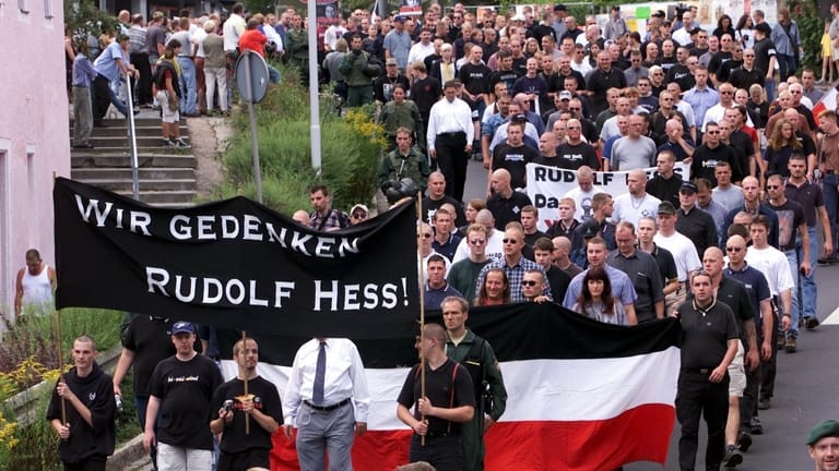Neonazis in Wunsiedel, 2001: Gedenken an Hitlers Stellvertreter Rudolf Hess.