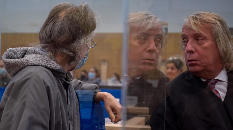 Hauptangeklagter (links) und Verteidiger: Der Kopf der kriminellen Vereinigung wurde zu fünf Jahren und neun Monaten in Haft verurteilt.