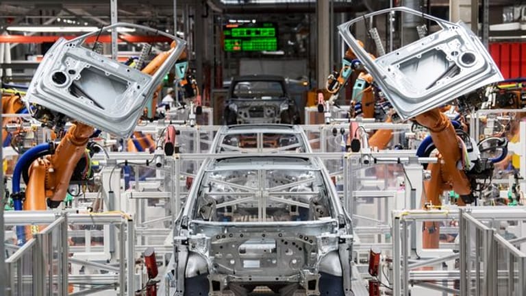 Im Karosseriebau des Volkswagen-Werkes in Sachsen montieren Roboter die Türen des VW ID.