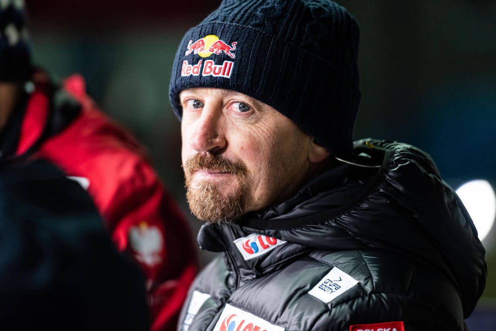 Adam Malysz: Der frühere polnische Skispringer und heutige Sportdirektor Polens ist genervt von deutschen Corona-Regeln in Bezug auf die Vierschanzentournee.