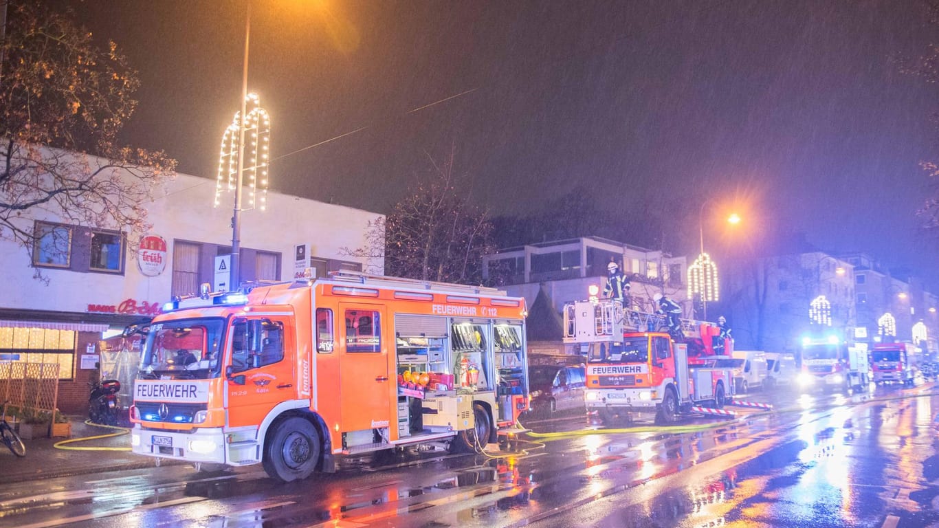 Feuerwehr-Einsatz in Kult-Kneipe: Im "Haus Böhmer" an der Kalker Hauptstraße hat es gestern Abend gebrannt.