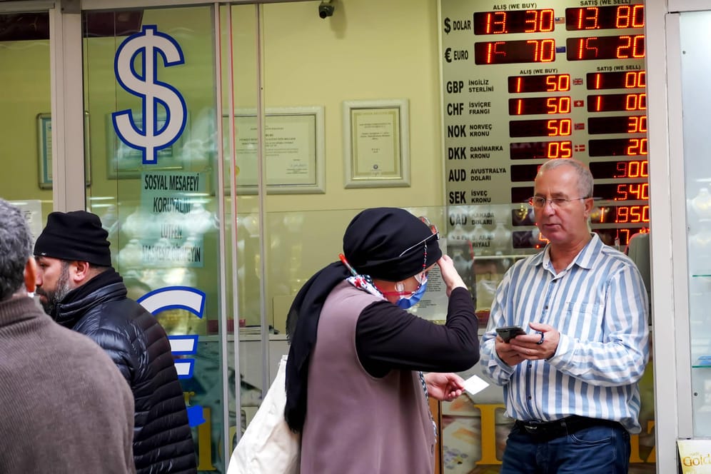 Türken vor einer Wechselstube (Archivbild): Die türkische Lira ist weiter im Sinkflug, die türkische Notenbank scheint dem Verfall nichts langfristig entgegensetzen zu können.