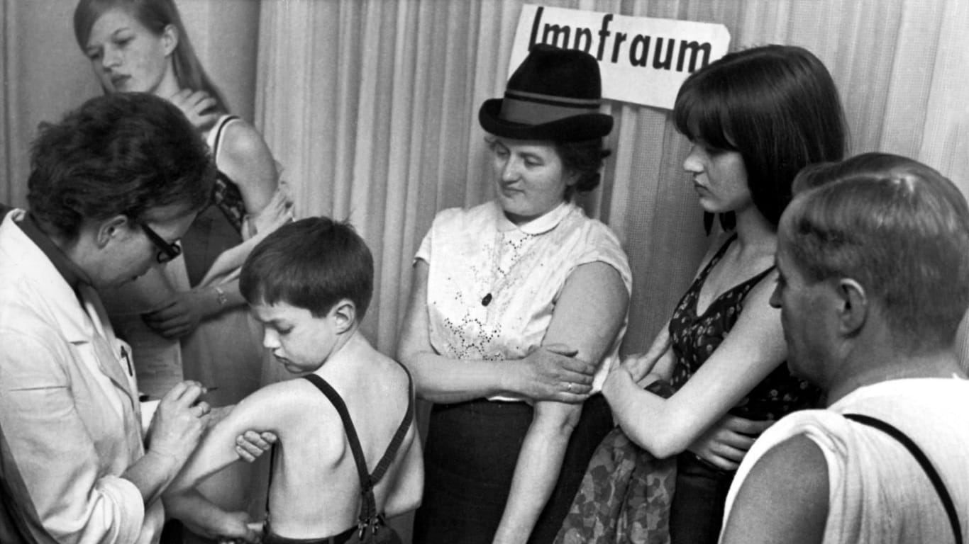 Pockenschutzimpfung 1967 in Hannover: Diese gefährliche Infektionskrankheit konnte ausgerottet werden.