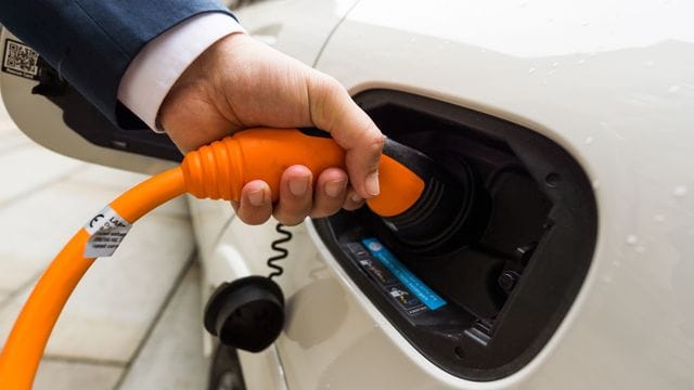 Elektroauto an der Ladesäule: Die deutlich erhöhte staatliche Förderung von Elektroautos wurde bis Ende 2022 verlängert.