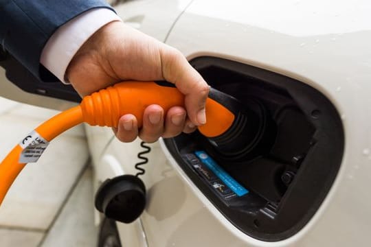 Elektroauto an der Ladesäule: Die deutlich erhöhte staatliche Förderung von Elektroautos wurde bis Ende 2022 verlängert.