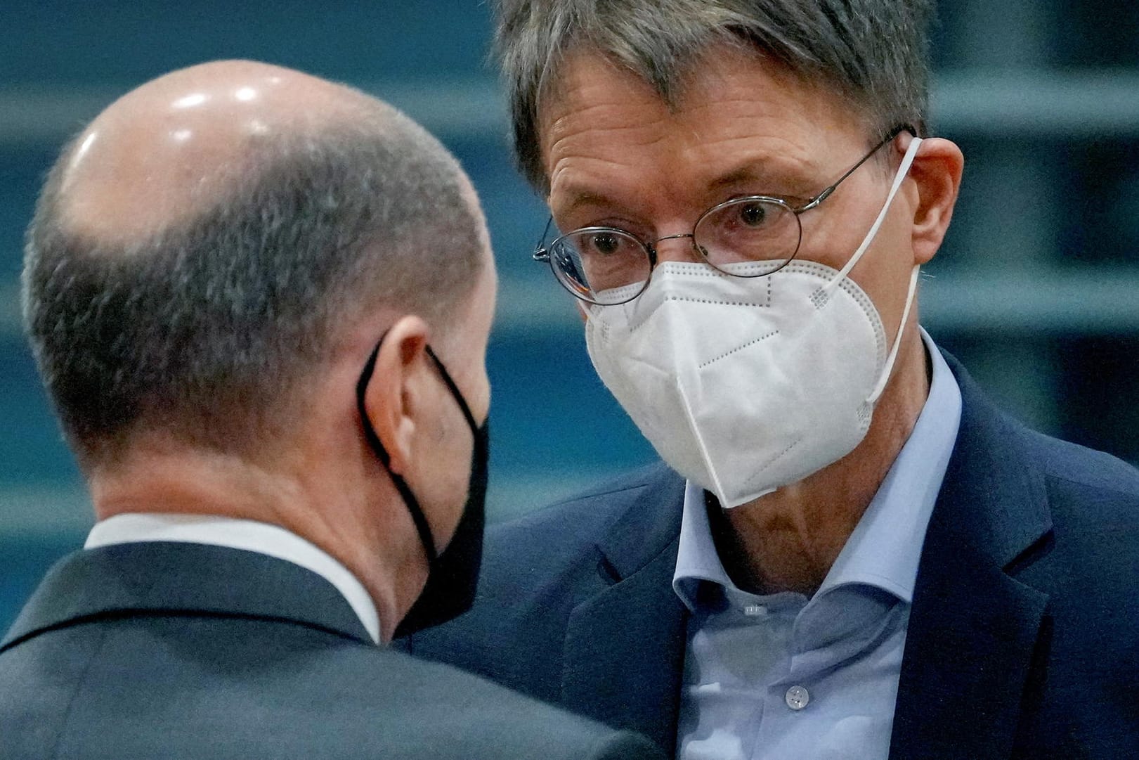 Karl Lauterbach (r.) im Gespräch mit Bundeskanzler Scholz: Auf Twitter fordert der Bundesgesundheitsminister das Vorantreiben der Booster-Impfungen.