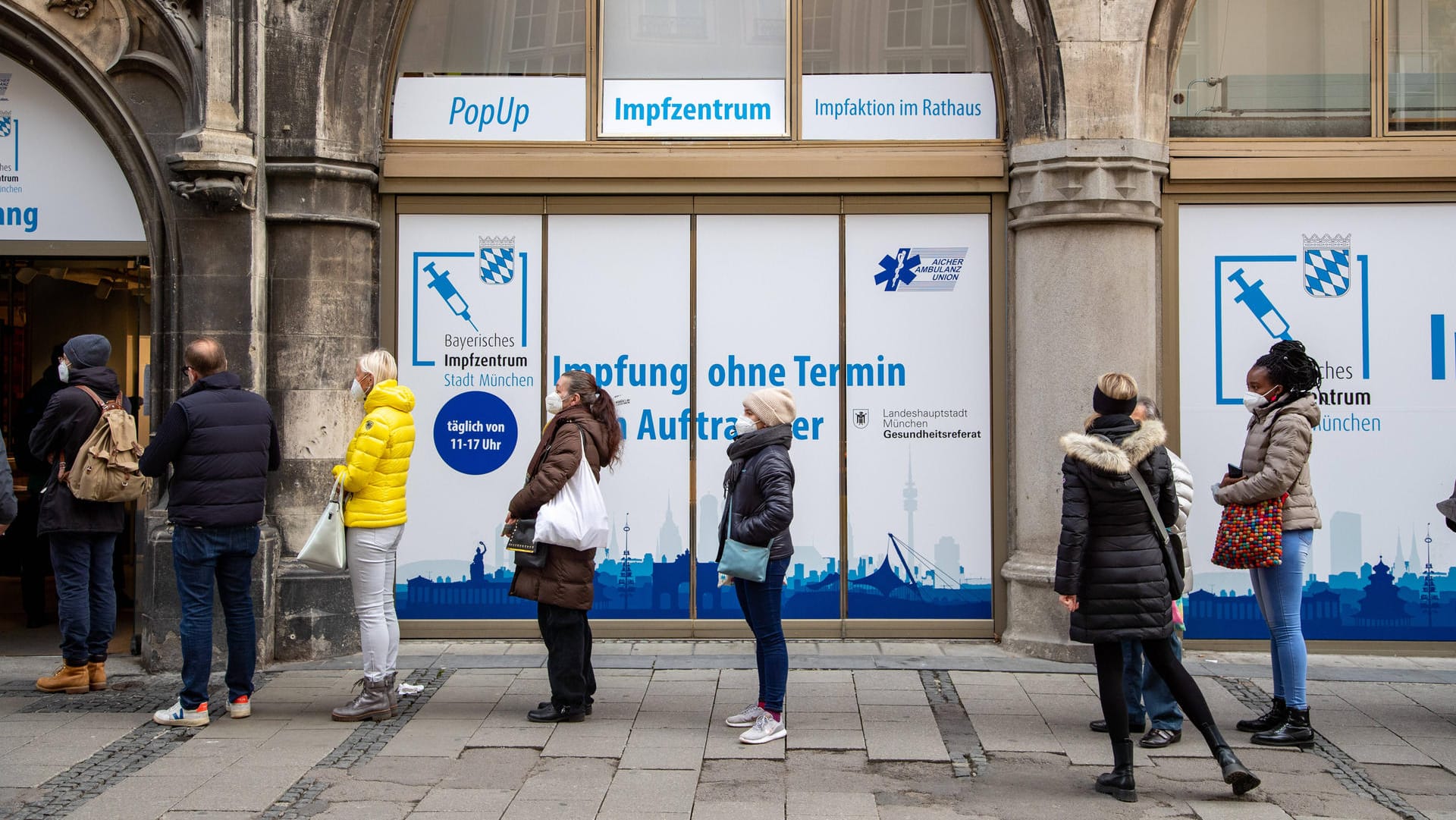 Schlange für eine Impfung im Münchner Rathaus (Symbolbild): Zum Schutz vor der Omikron-Variante wird eine Booster-Impfung empfohlen.