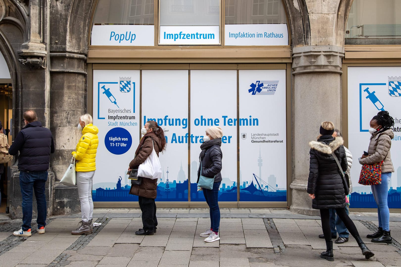 Schlange für eine Impfung im Münchner Rathaus (Symbolbild): Zum Schutz vor der Omikron-Variante wird eine Booster-Impfung empfohlen.