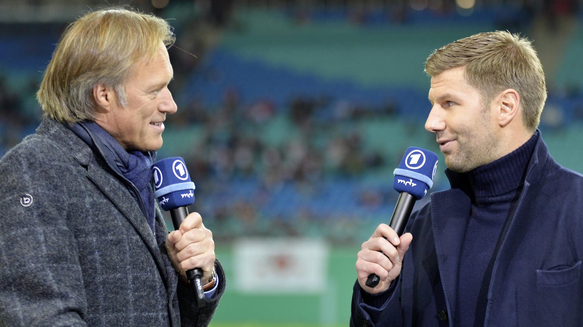 Gerhard Delling (l., hier mit Thomas Hitzlsperger) glaubt, dass in Social Media eine Chance für Journalisten steckt.