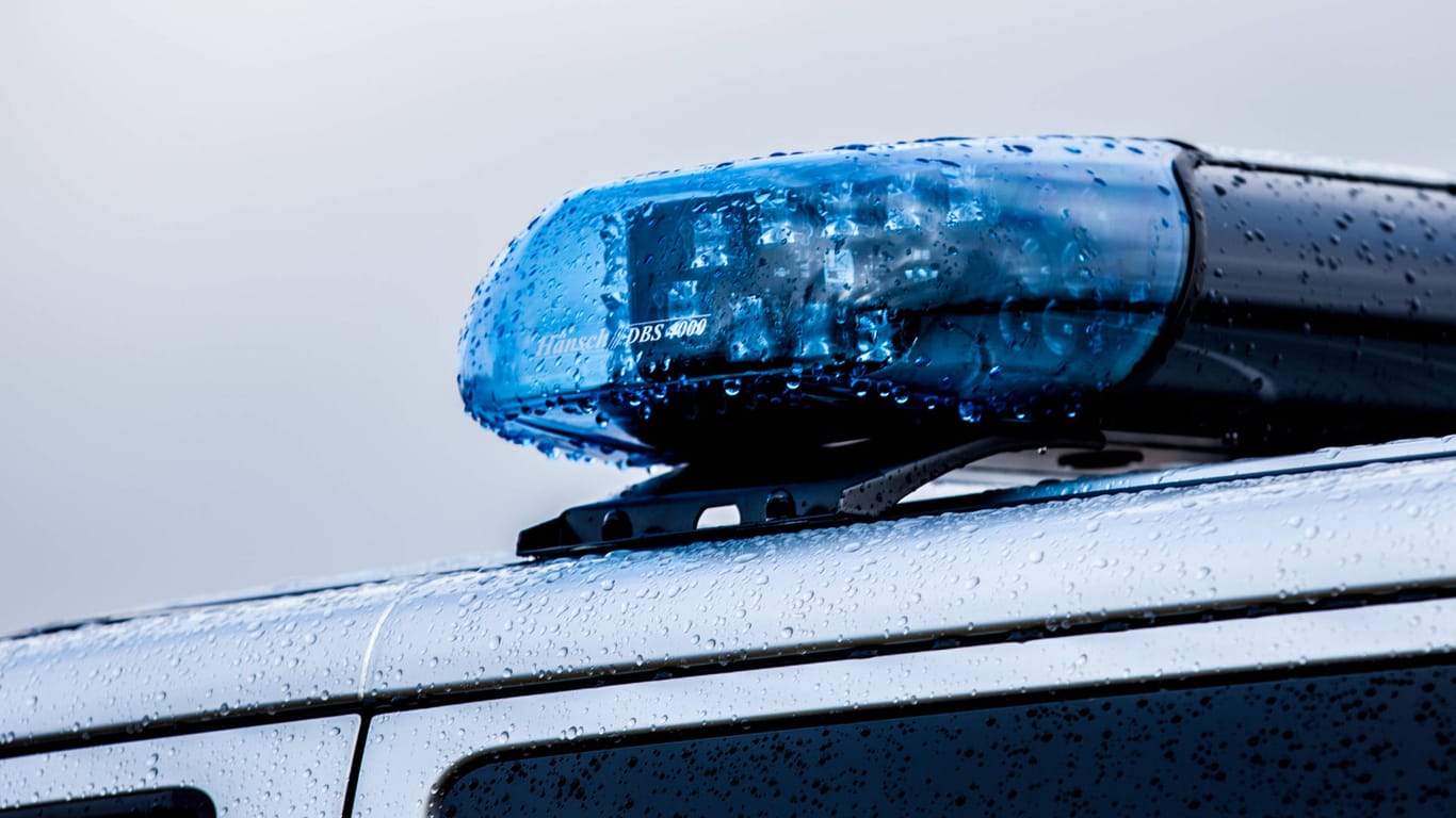 Streifenwagen mit Blaulicht (Symbolfoto): Weshalb der 66-Jährige plötzlich ausrastete, ist noch unklar.