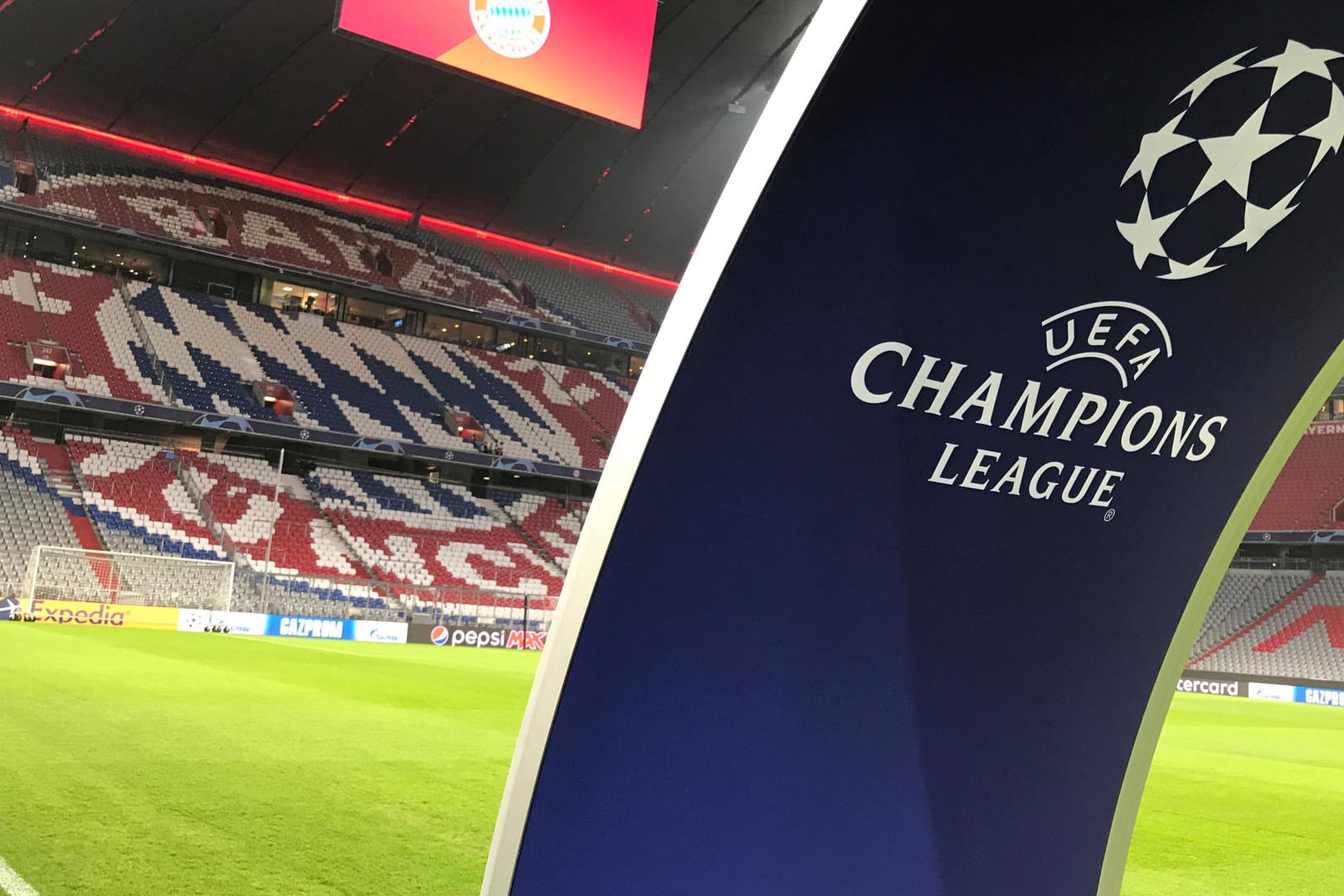 Das Logo der Champions League (r.): Bei der Auslosung der Achtelfinalpartien kam es zu einem Fehler.