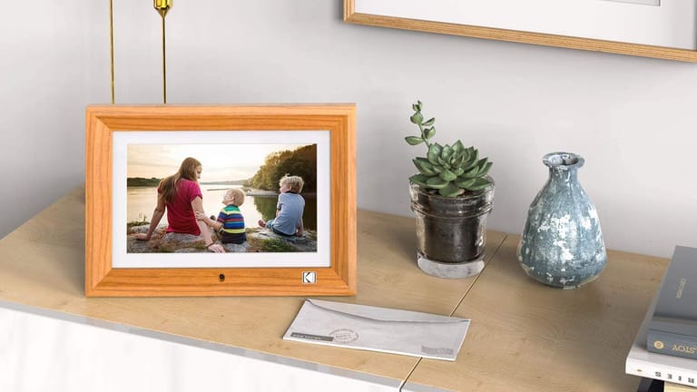 Geschenkidee für Eltern und Großeltern: Ihre Fotos auf einem digitalen Bilderrahmen.