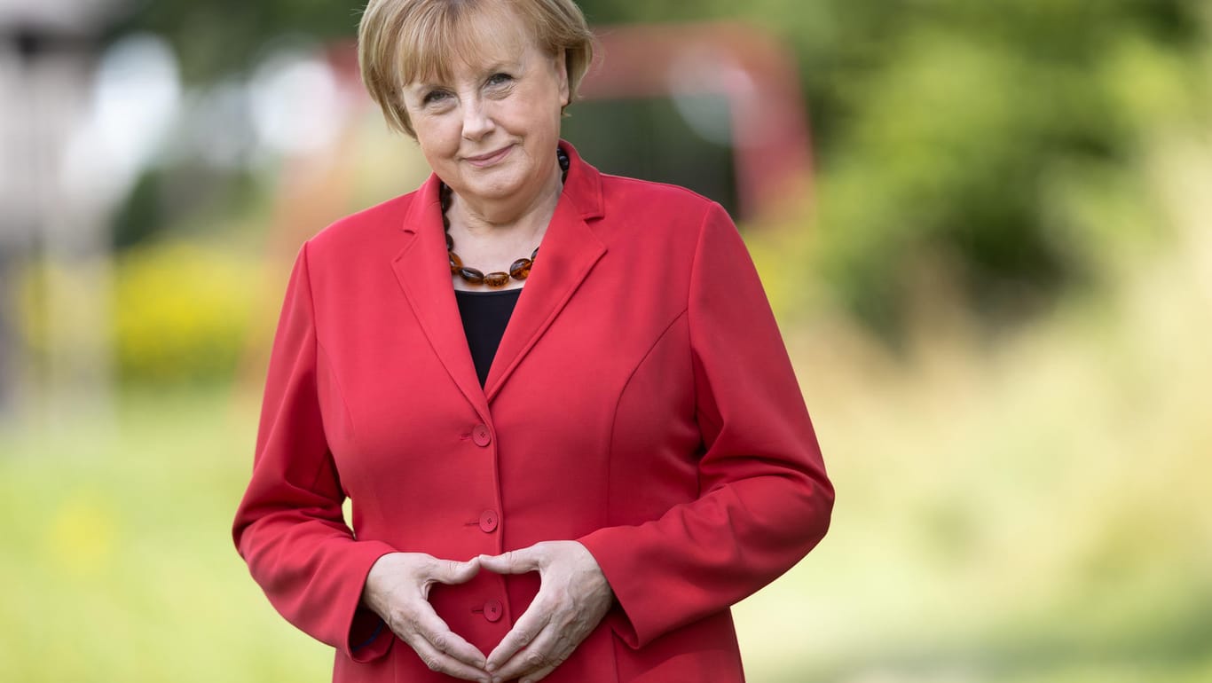 Ursula Wanecki in klassischer Merkel-Pose: "Das Äußerliche muss bei einem Double mit dem Original übereinstimmen."