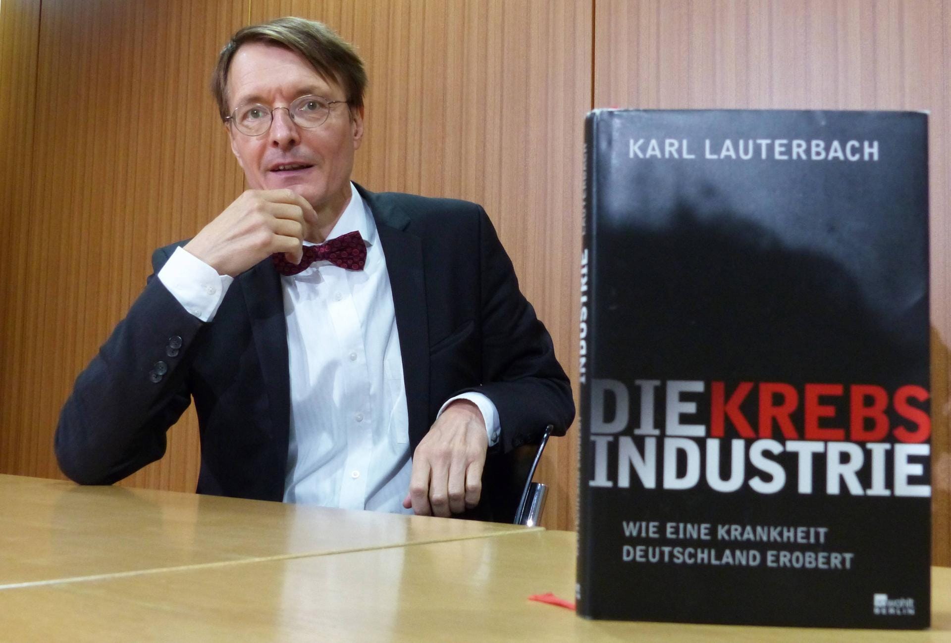 Karl Lauterbach hat drei Bücher veröffentlicht, darunter "Die Krebsindustrie – Wie eine Krankheit Deutschland erobert" (2015).