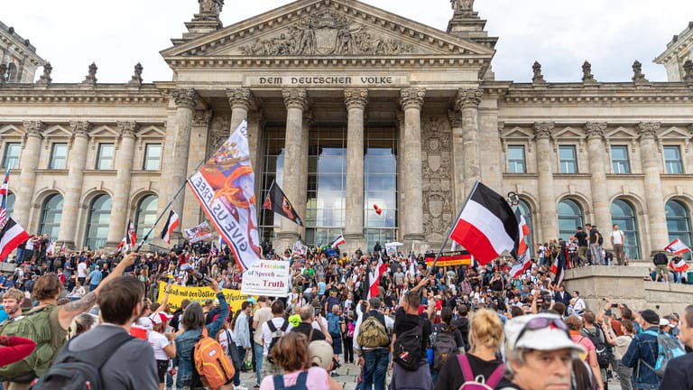 Sturm auf den Bundestag: "Reichsbürger" planten die Aktion, eine "Querdenker"-Demo diente ihnen als Plattform.