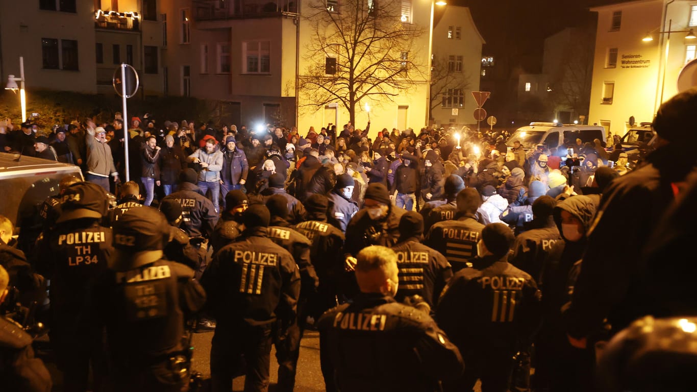 Ausschreitungen im thüringischen Greiz am Wochenende: Mehrere Polizisten wurden verletzt.